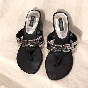 White House Black Market Sandales, size 6